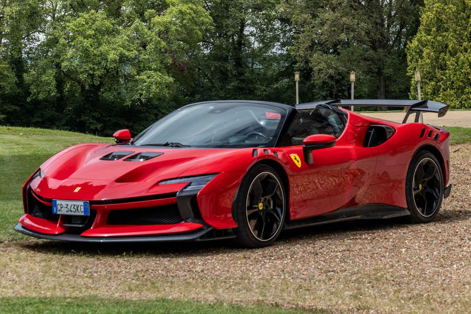 1億3000万円からのフェラーリ「SF90 XX スパイダー」を一般道で試す