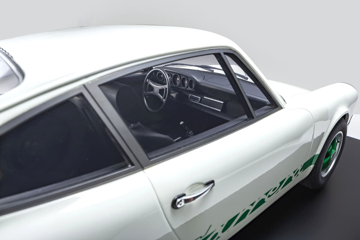 ミニカーの値段も凄いぞポルシェ！ 「世界限定99個」1/8スケール