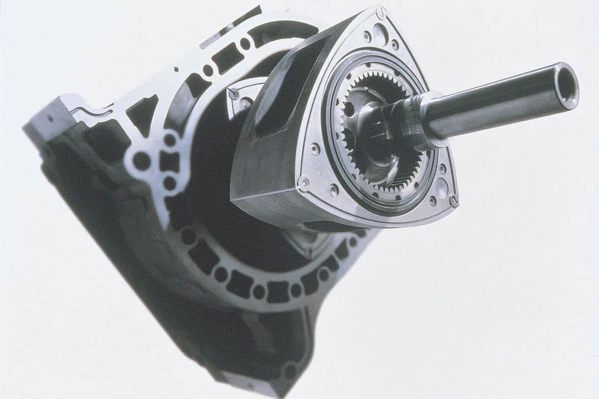 マツダの「伝家の宝刀」！ 名機の誉高い「13Bロータリーエンジン」進化