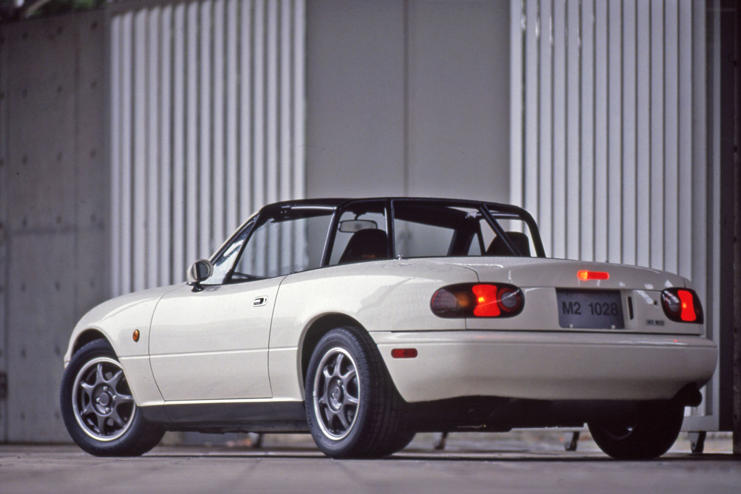 見た目は普通のロードスターな「M2 1028」がスゴイ！ 中身は軽量化に徹