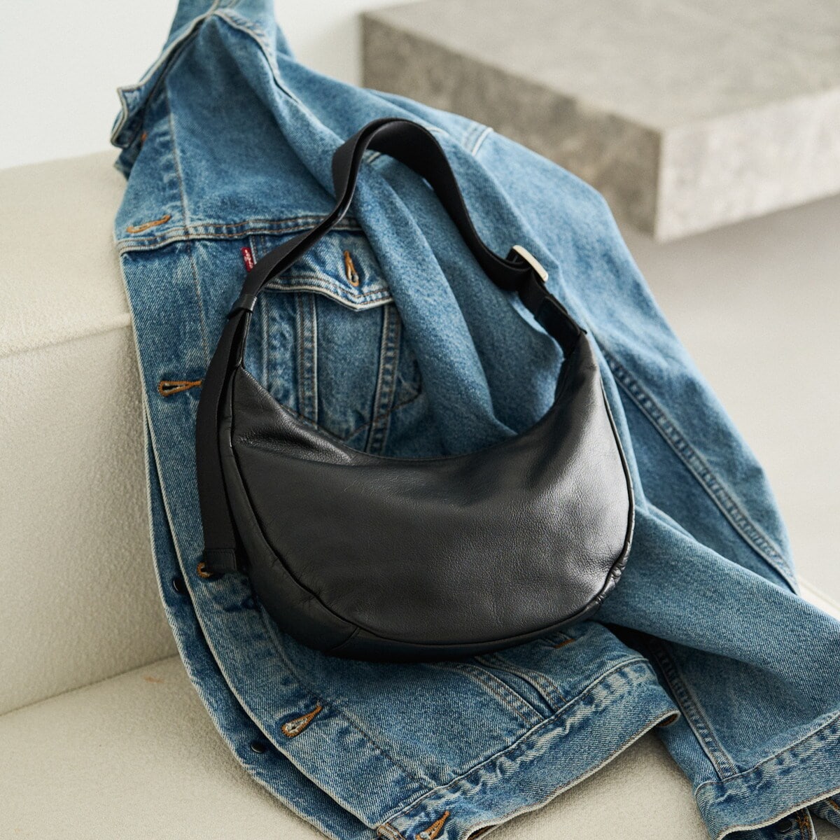 3/4～価格改定》ソフトレザーラウンドショルダーバッグ〈UNISEX〉(CE