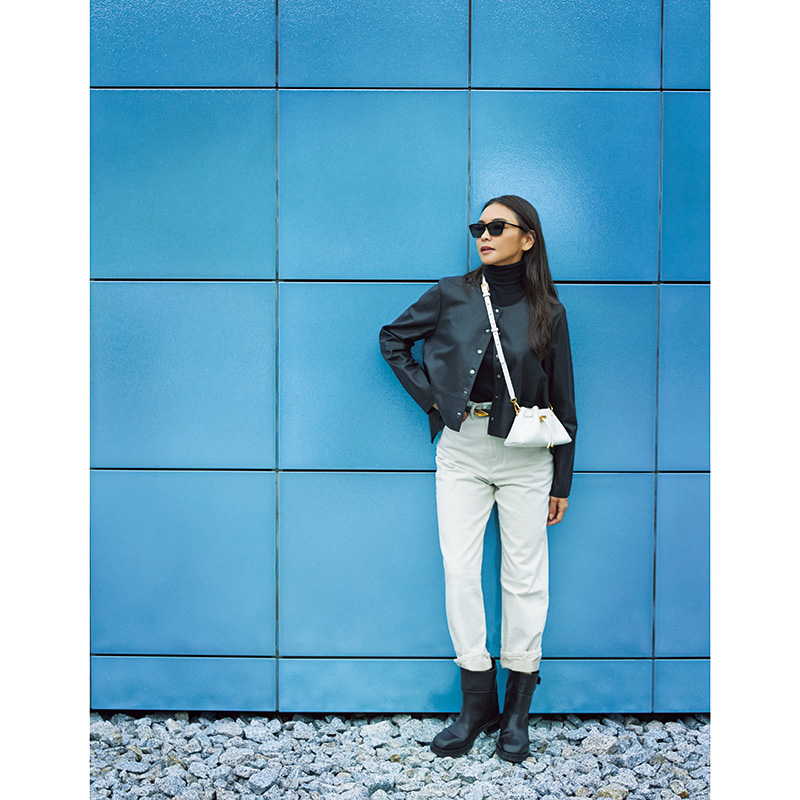 クロスボディバッグ』が効く“懐かしくて新しい”大人のモノトーン