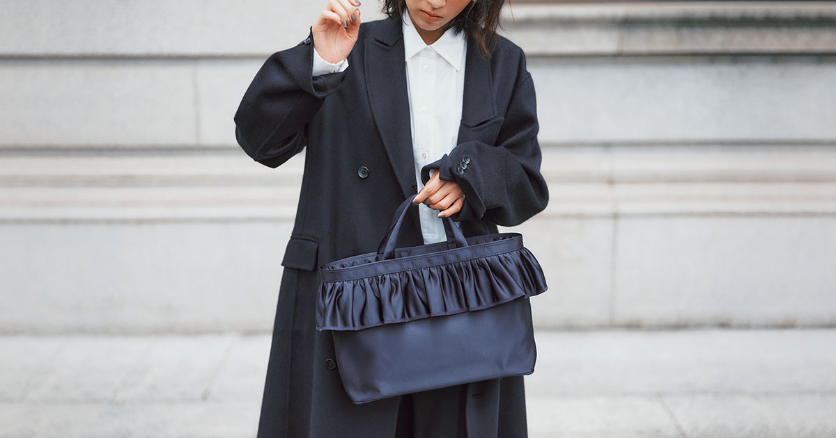 A4が入る名品バッグ】ママに大人気『セツコサジテール』が再登場 | VERY