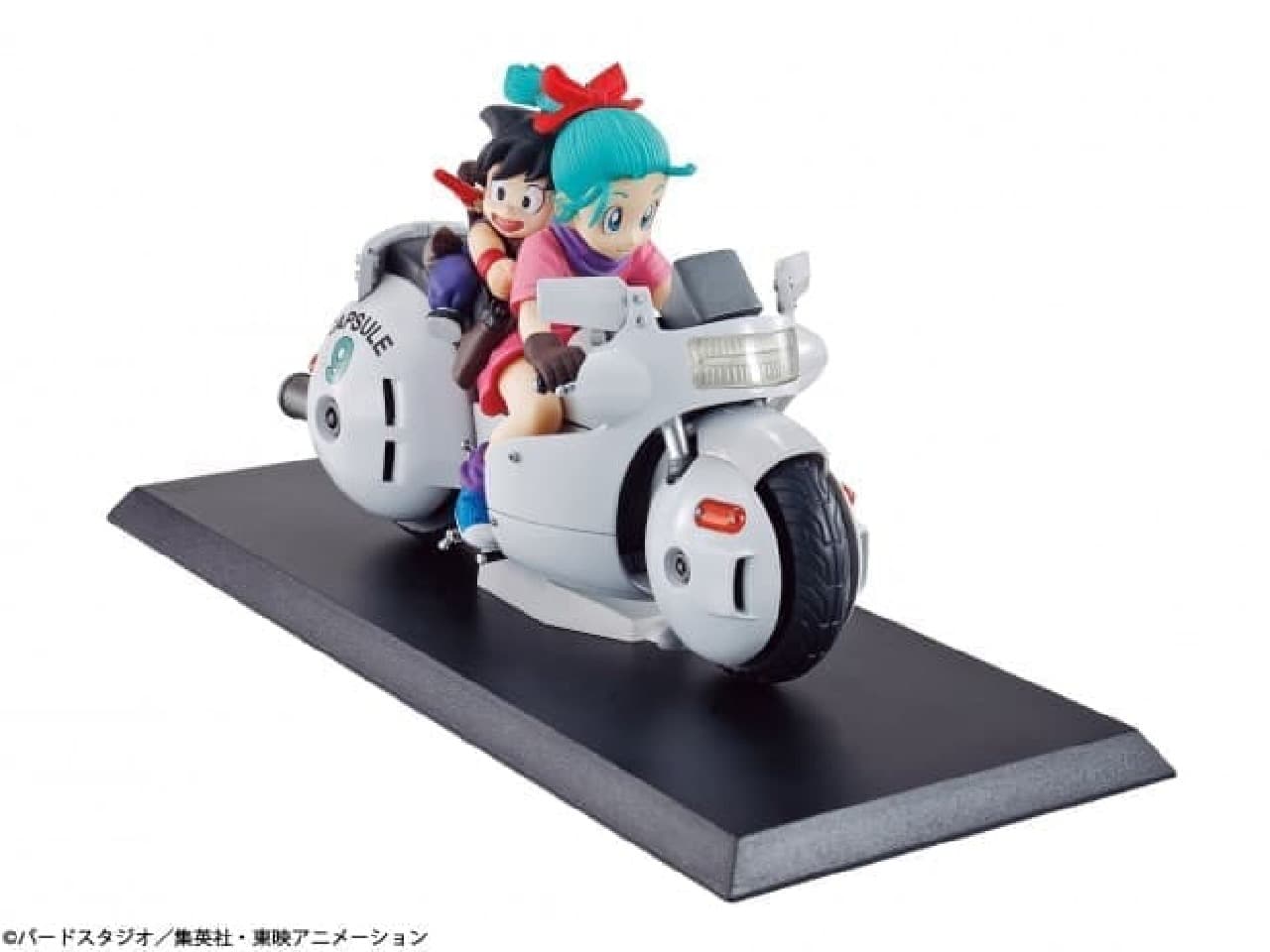 孫悟空とブルマを机の上に―ドラゴンボール第一話の扉絵を再現した