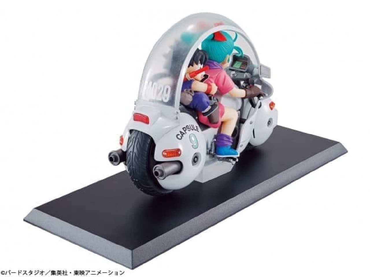 孫悟空とブルマを机の上に―ドラゴンボール第一話の扉絵を再現した