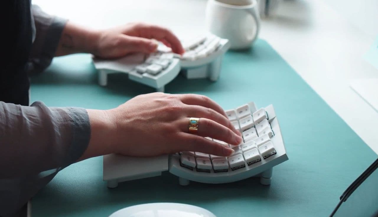 ShiftもCtrlも親指で！人の手に合わせてデザインされた手袋みたいな