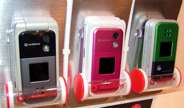 テレビを見るための“360°回転ヒンジ”搭載～「V603T」 - ITmedia Mobile