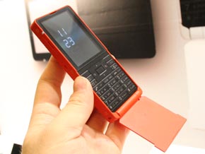 これまでにない新感触。au design projectモデルが製品化──「MEDIA