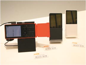 感じる”携帯を目指して──「MEDIA SKIN」へ注がれた愛情：吉岡徳仁氏