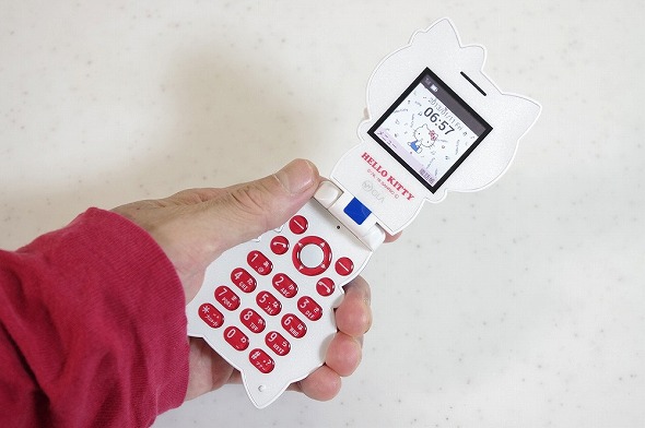 閉じるとフィギュア、開くと電話機に――「ハローキティフォン」を使って