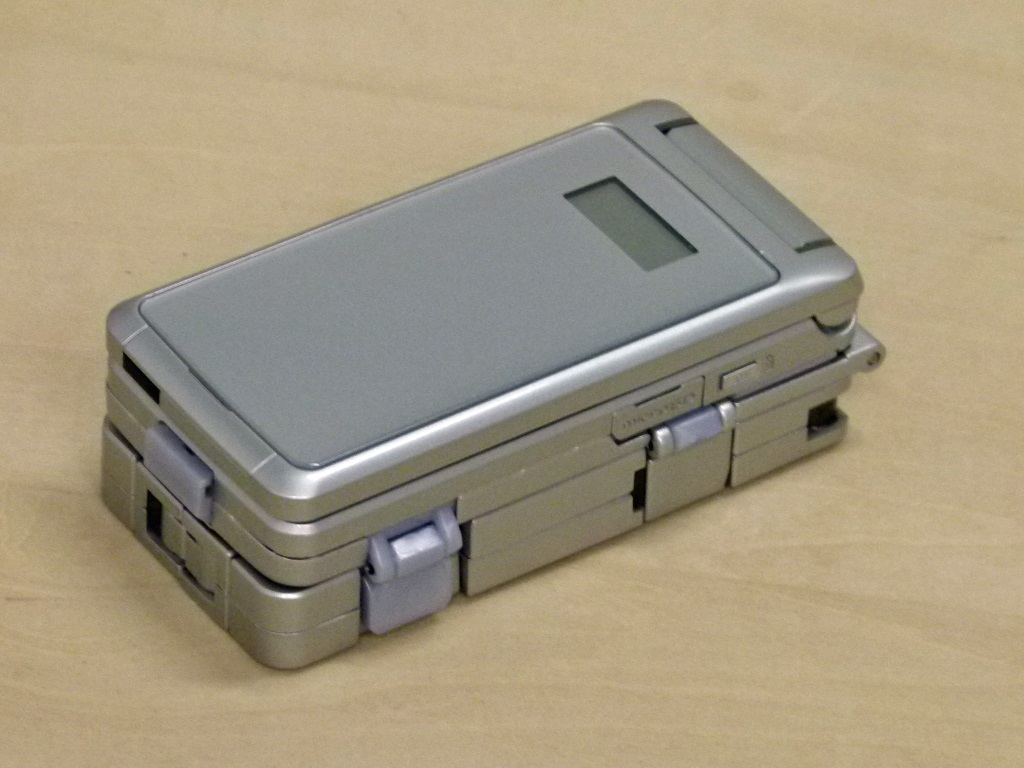 変形可能！ 元祖ロボットケータイ「フォンブレイバー 815T PB