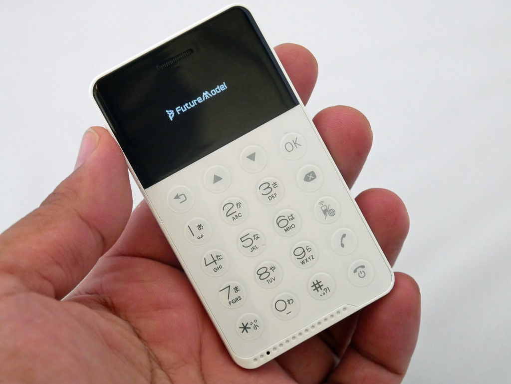 実用にはどう？ カードサイズのSIMフリーケータイ「NichePhone-S」を