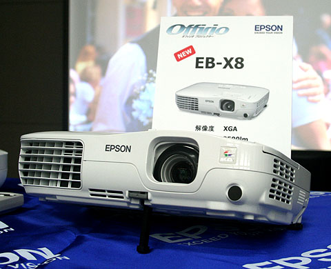 エプソン、10万円以下の低価格プロジェクターを本格展開 4機種発表