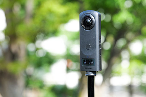 段違いの高画質、仕事に使える360度カメラ「THETA Z1」：荻窪圭の