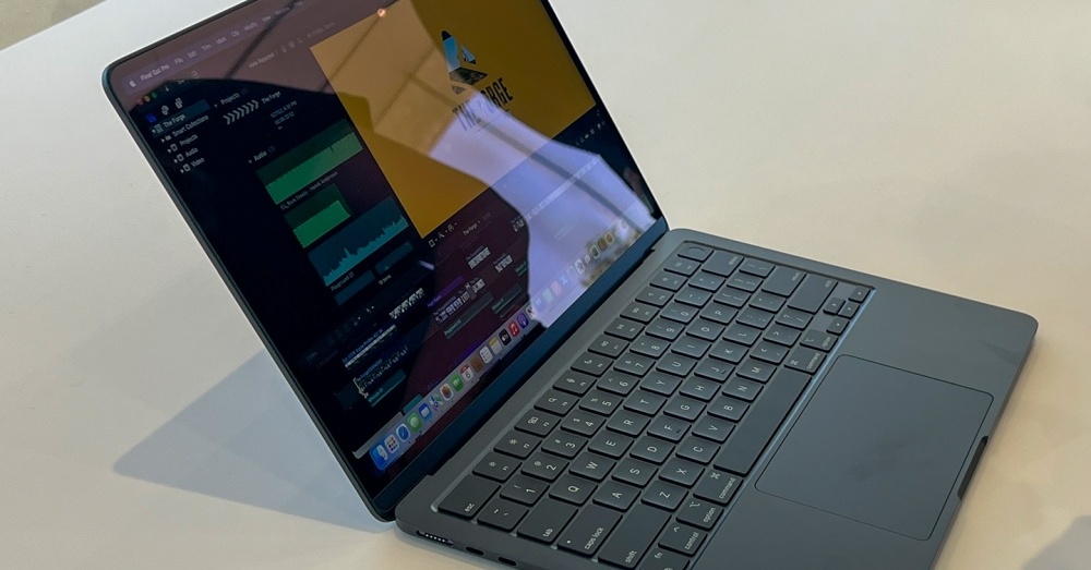 M2搭載の新型「MacBook Air」にApple円盤本社で触れた 電源ケーブルの