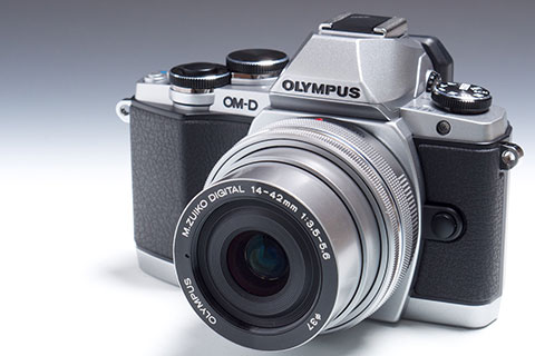 本格的な使い勝手と画質、小さなOM-D「OLYMPUS OM-D E-M10」（1/5