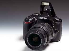 上位モデル食い？侮れない一眼レフ入門機、ニコン「D3300」（1/4