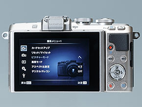 自分撮りと夜景が楽しくなるカジュアルカメラ――オリンパス「PEN Lite E