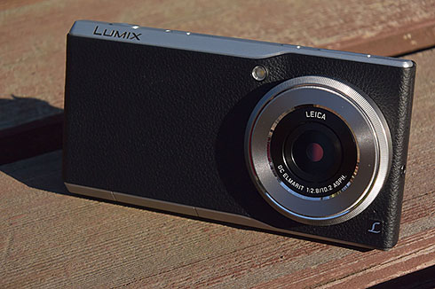 欧州で発売された「LUMIX DMC-CM1」ってどんなカメラ？：表はデジカメ