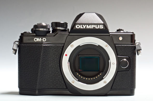 小さくて軽いボディにミドルクラスの機能と操作性――「OM-D E-M10 Mark