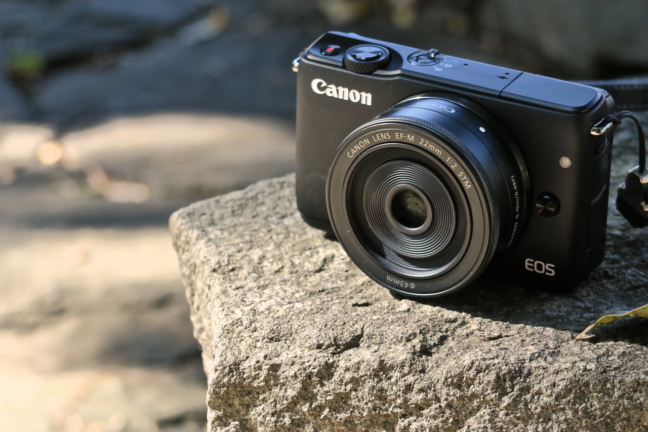 カジュアルに楽しみたい人向けのミラーレス――キヤノン「EOS M10」（1/2