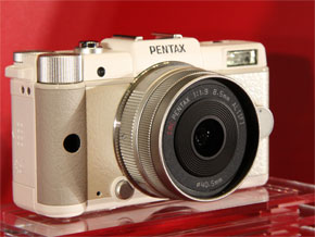 手のひらに収まる最小デジカメ「PENTAX Q」 発売日決定 - ITmedia NEWS