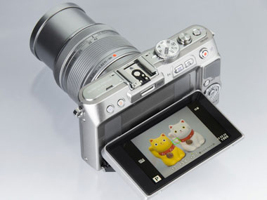 携帯性と利便性に優れた小型軽量ミラーレス――オリンパス「E-PL3」（1/3