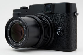 アナログとデジタルの融合したプレミアムコンパクト――「FUJIFILM X10
