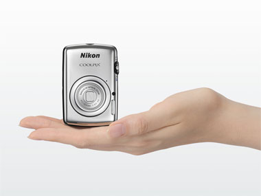 わずか96グラム、シリーズ最小最軽量デジカメ「COOLPIX S01