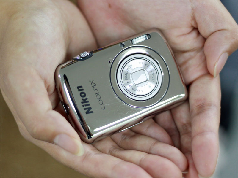 手のひらに収まる、96グラムの本格派「COOLPIX S01」 - ITmedia NEWS