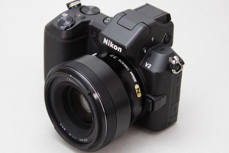 N”のバッジが輝く入魂の1本――ニコン「1 NIKKOR 32mm f/1.2」：交換