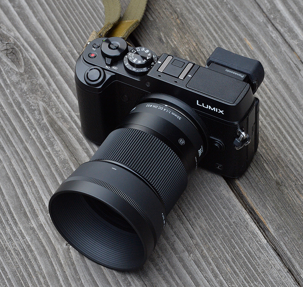 取り回しの良さが光るミラーレス向け大口径単焦点レンズ――シグマ「30mm