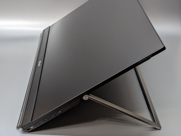 ASUS ZenScreen MB249C」はディスプレイアームが付属しフック掛けにも