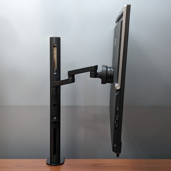 ASUS ZenScreen MB249C」はディスプレイアームが付属しフック掛けにも