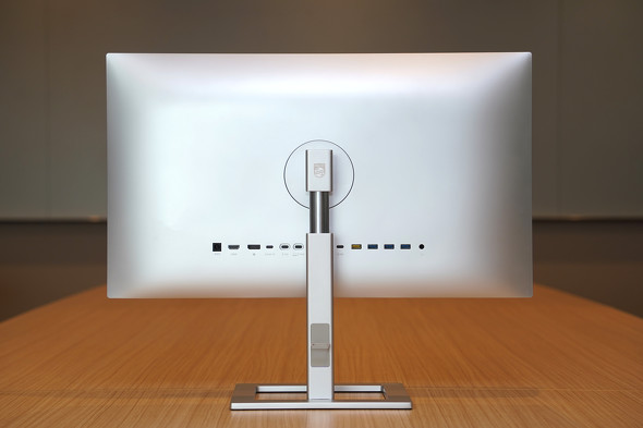 シルバーボディが魅力のフィリップス最新4K UHDディスプレイで仕事