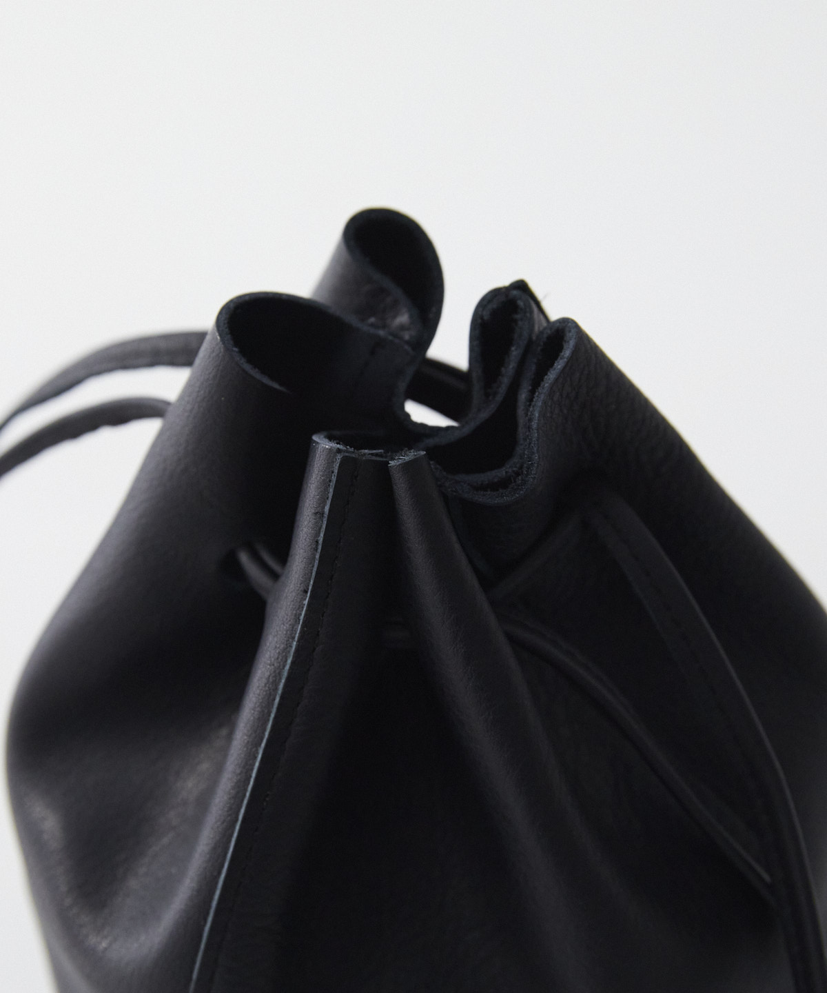 バレンシアレザー巾着バッグ｜nest Robe / CONFECT ONLINE SHOP