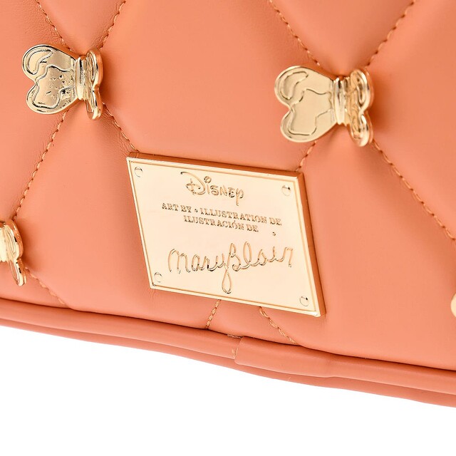 作品を生み出した伝統的アーティスト”メアリー・ブレア”のアート