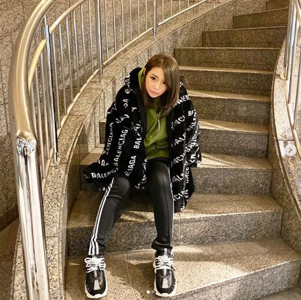 浜崎あゆみ、パーカー姿の“お座りショット”公開に反響「めちゃ可愛い