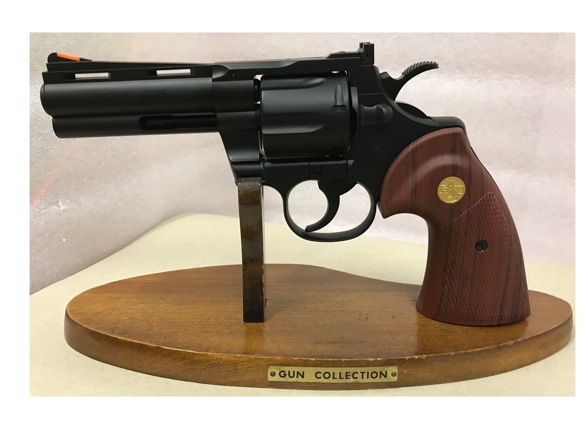 クラウンモデル コルトパイソン4インチ（18歳以上対象 ガスリボルバー