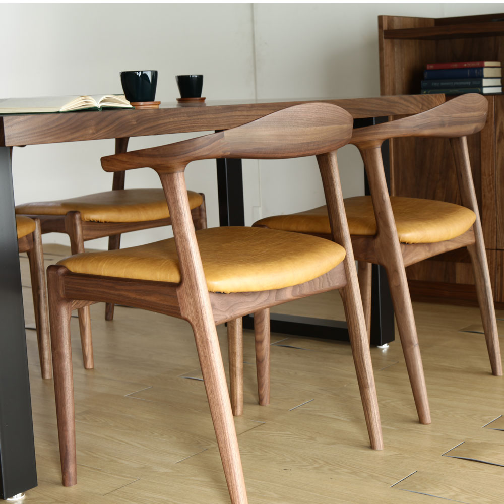 無垢材を馬蹄形に削り出した、美しい曲線デザイン Omega ダイニング