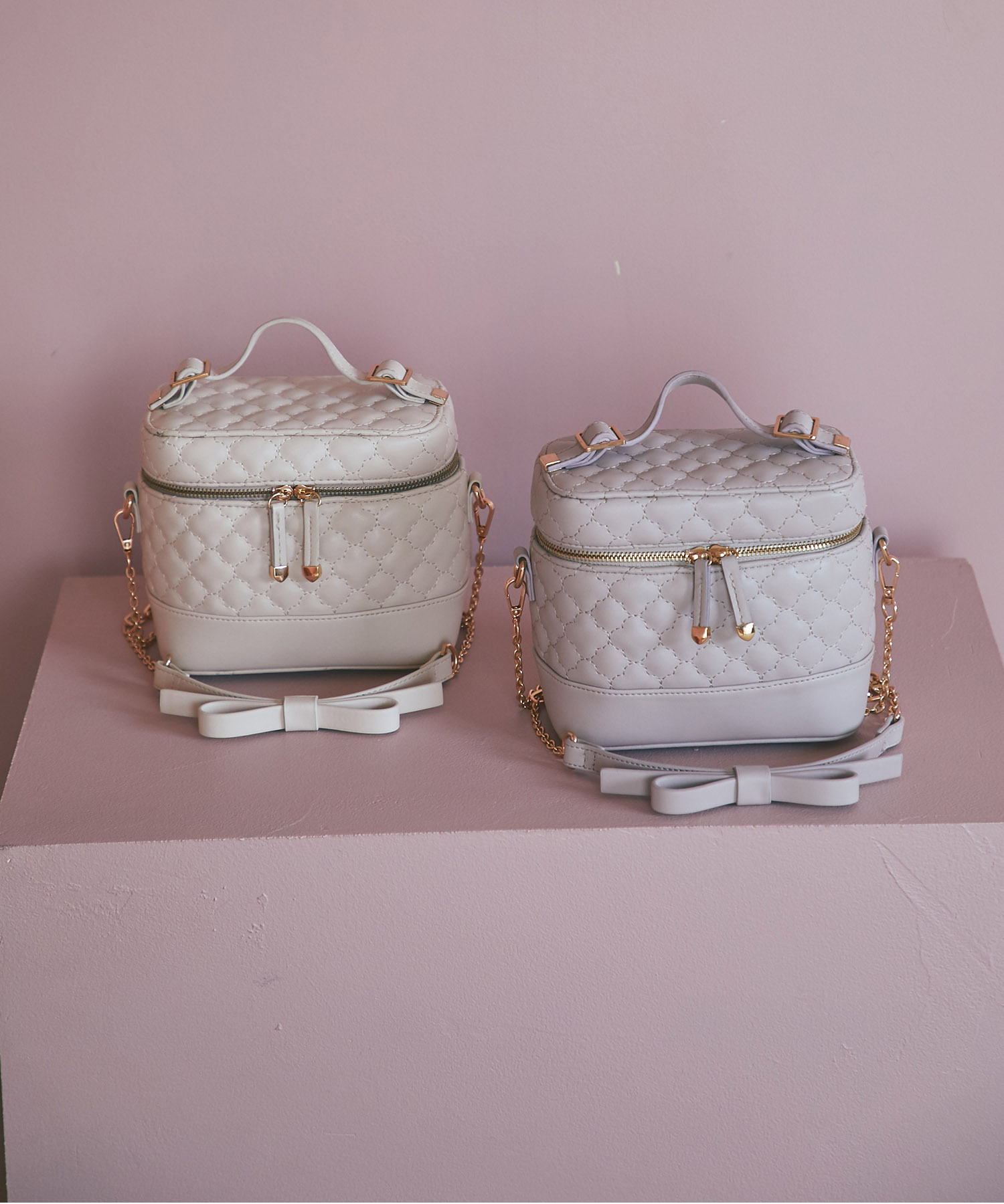 リボンショルダー付きクローバーキルティング×裏地チェリー柄バニティ