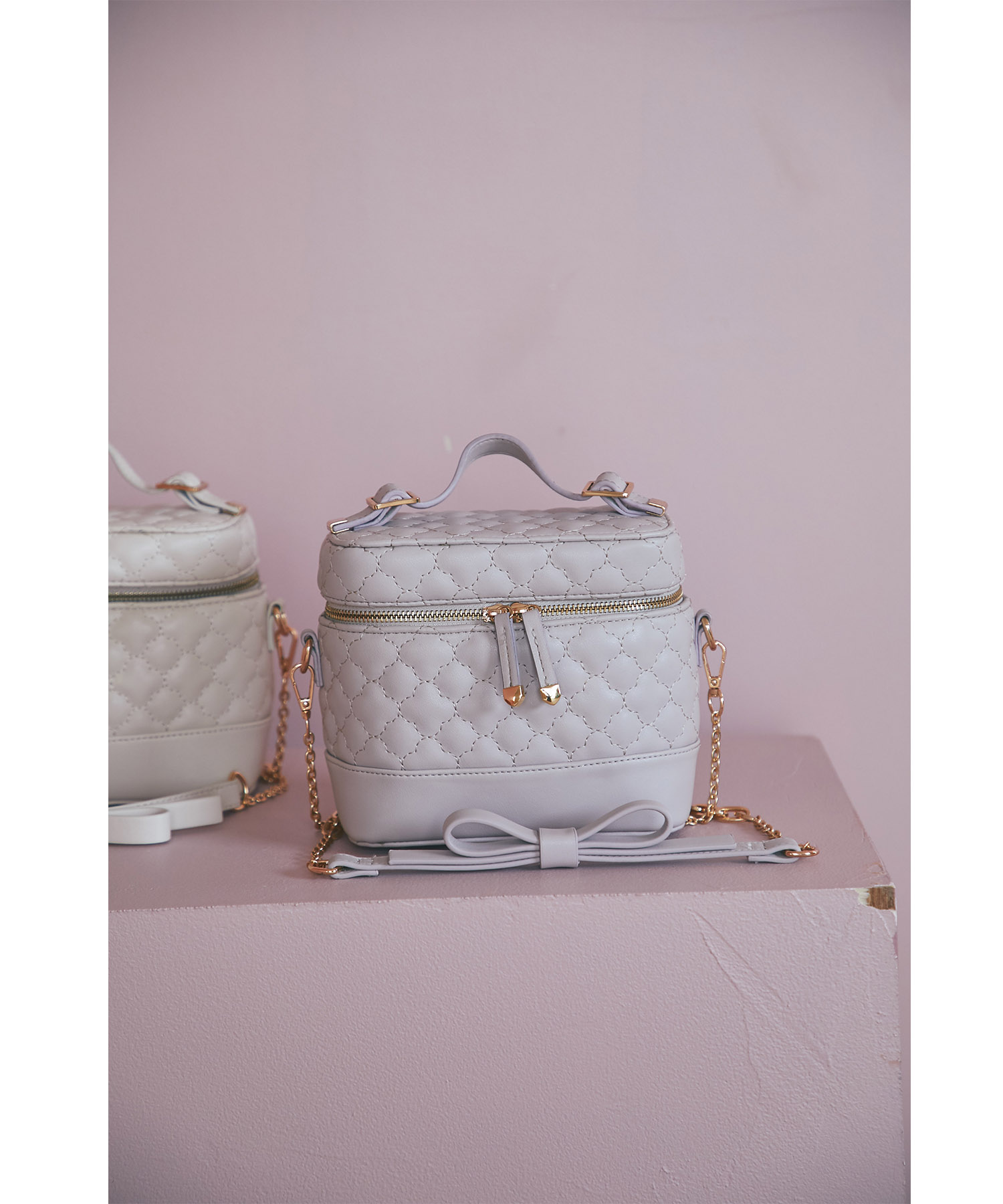 リボンショルダー付きクローバーキルティング×裏地チェリー柄バニティ