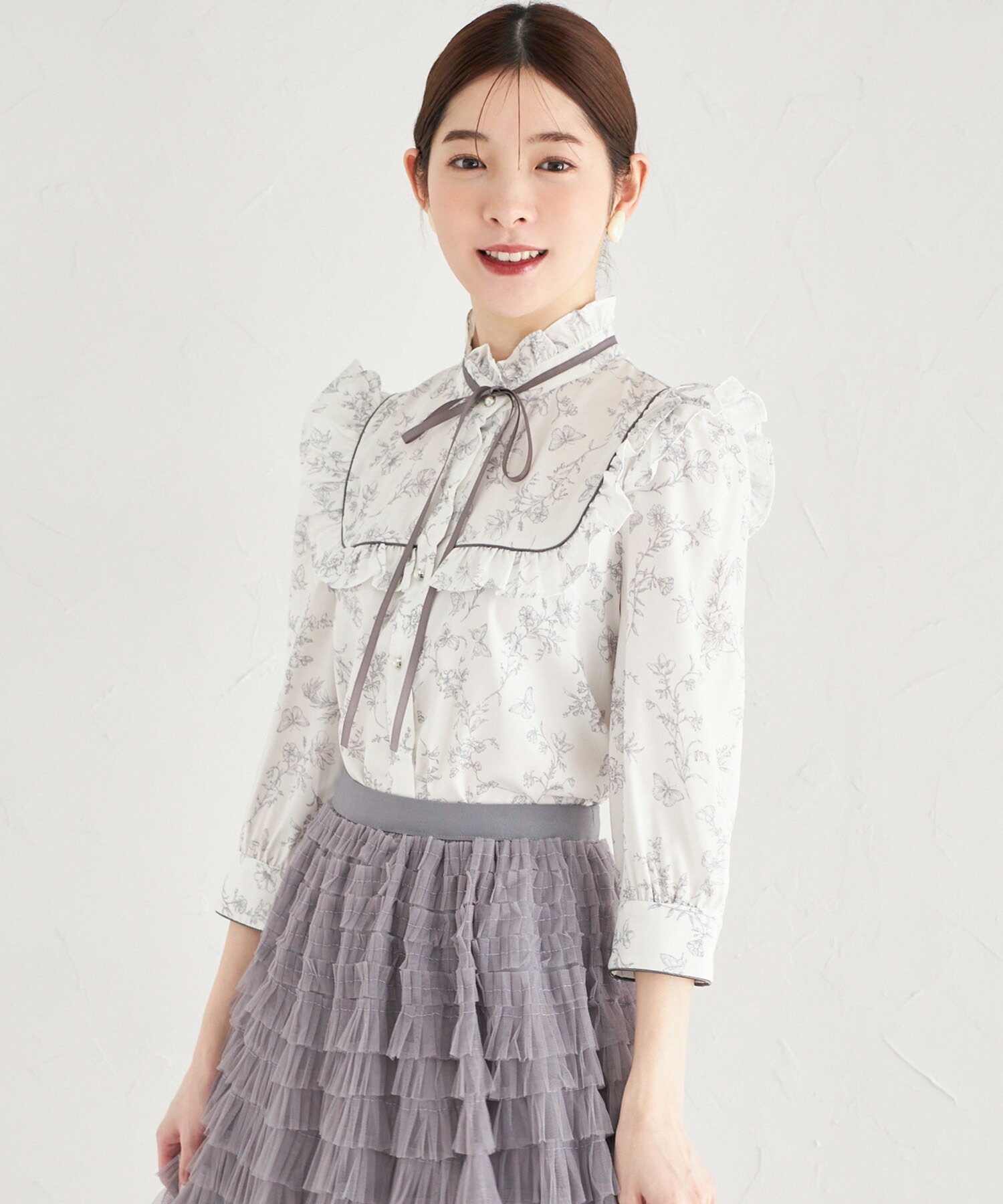 パール釦リボン×フリル付き蝶々トワルドジュイプリントブラウス