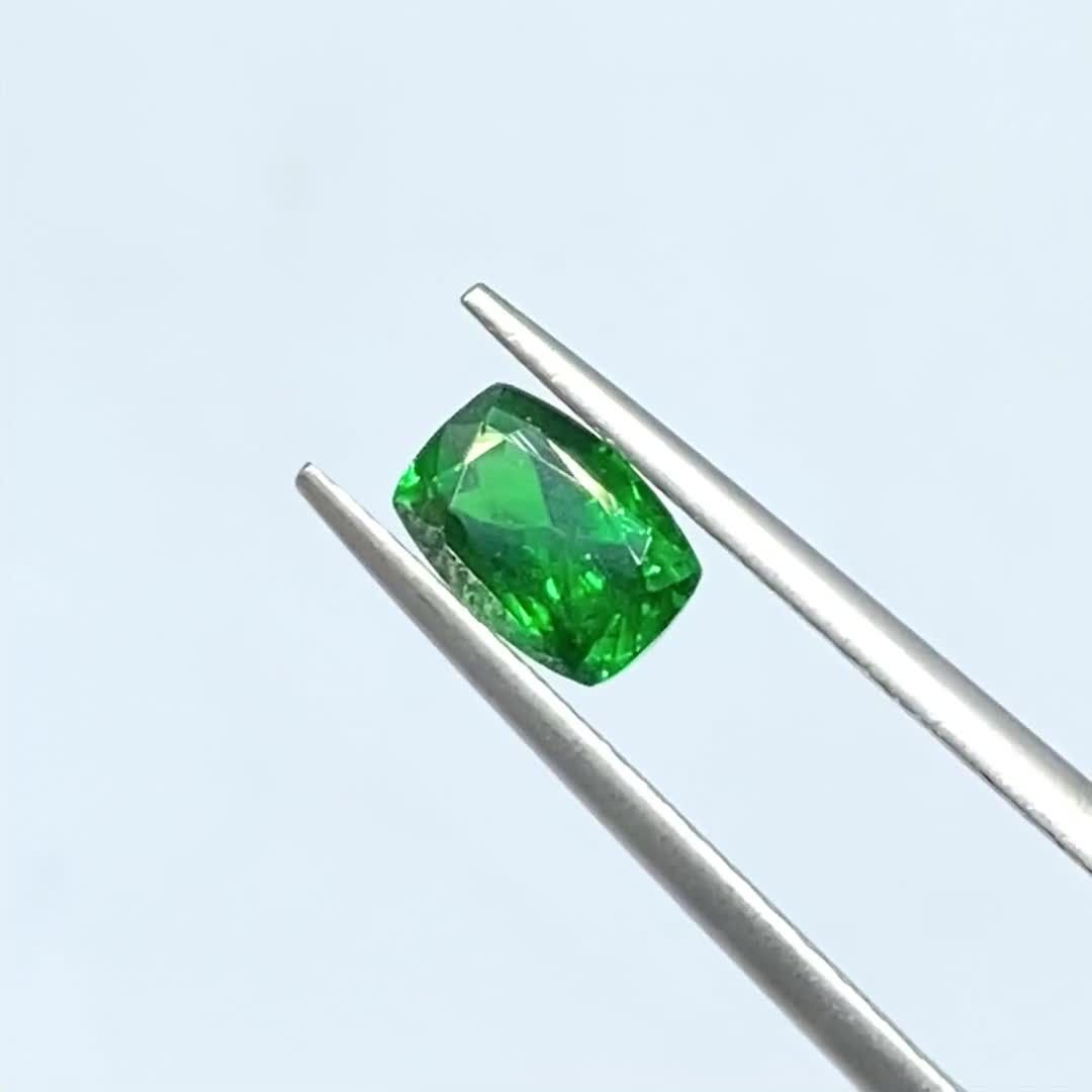 希産！】タンザナイトon ツァボライトガーネット 共生 Tanzania 産 希