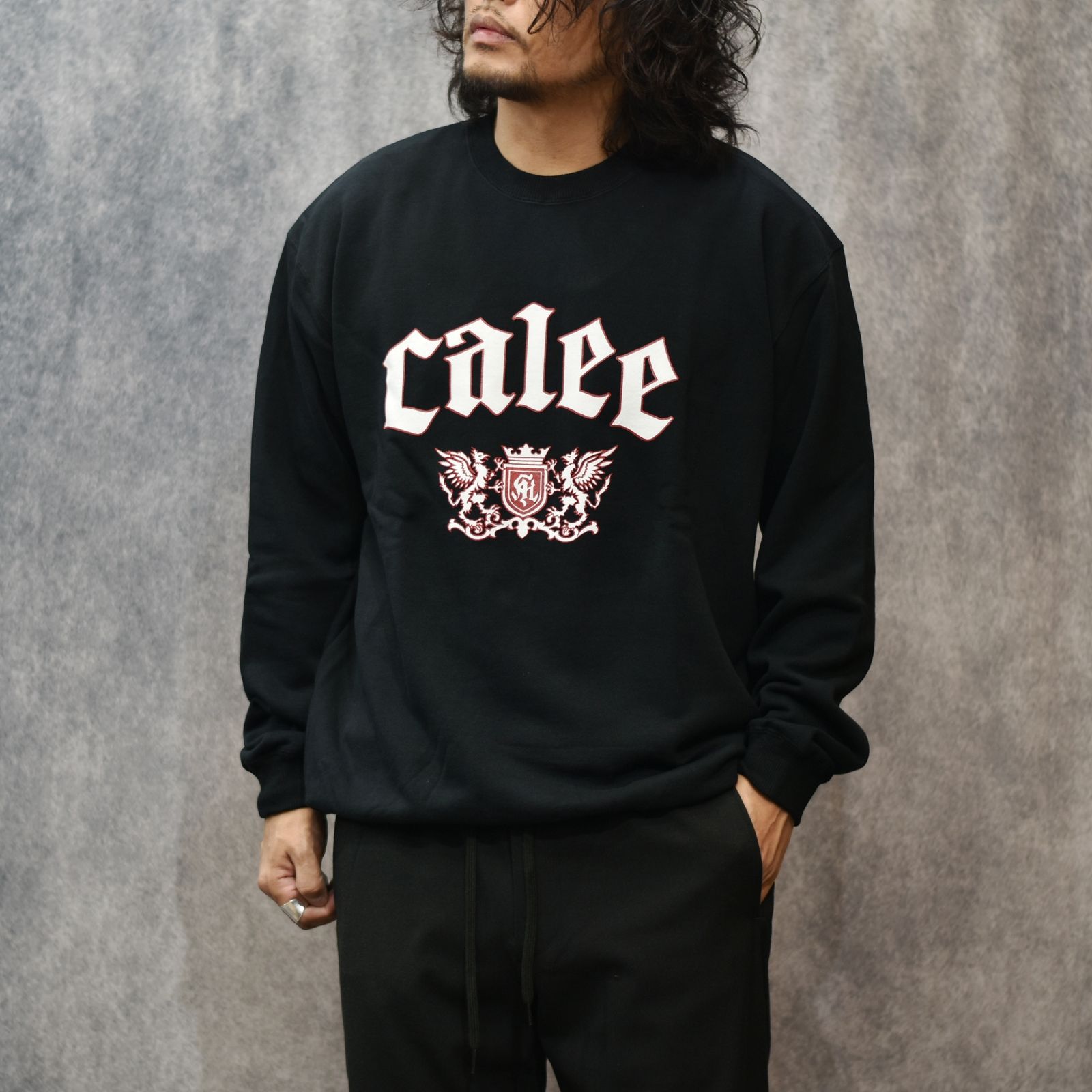 CALEE - EMBLEM LOGO CREW NECK SW (BURGUNDY)｜クルーネック