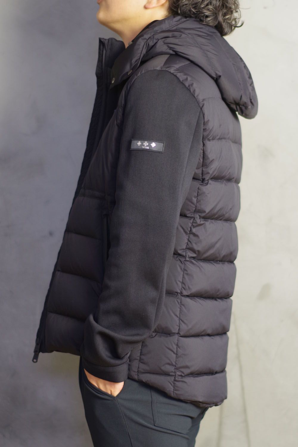 TATRAS - TARO (タロ) / 異素材 袖切替 ダウンジャケット ブラック