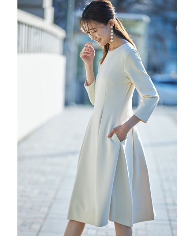 美シルエットタックフレアワンピース