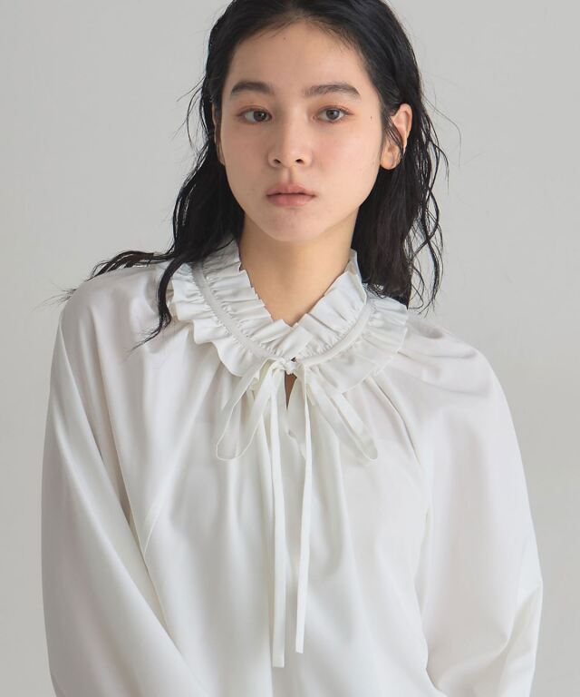 フリルカラーブラウス