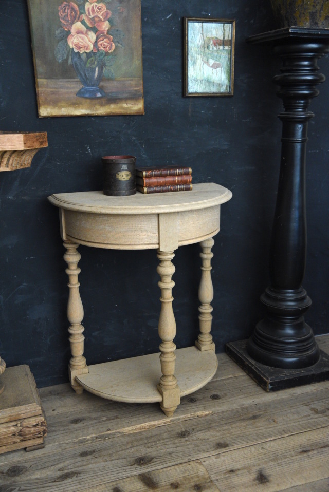 雰囲気ある半円のコンソールテーブル