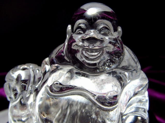 超透明 天然水晶 布袋尊彫り 置物 (専用木製台付き) 石幅約66.5mm 重さ